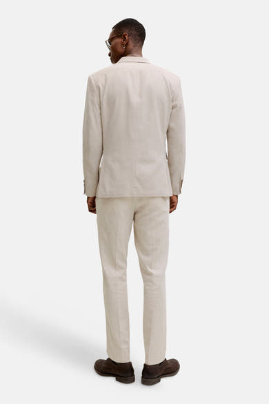 Ecru getextureerde pantalon van PREMIUM by JACK & JONES, rechte pasvorm, gedragen met het bijpassende colbert en bruine schoenen, achtergezicht.