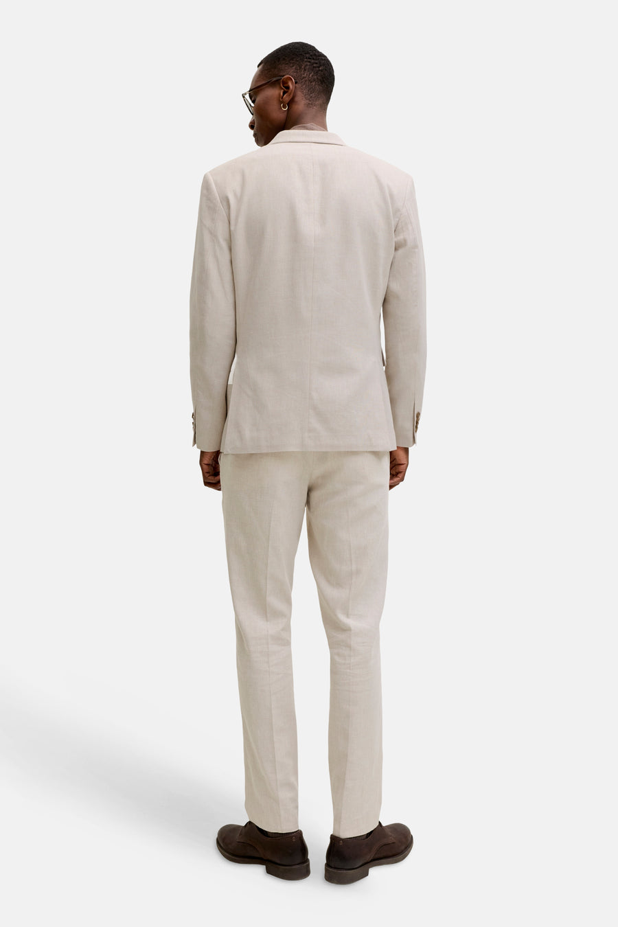 Ecru getextureerde pantalon van PREMIUM by JACK & JONES, rechte pasvorm, gedragen met het bijpassende colbert en bruine schoenen, achtergezicht.