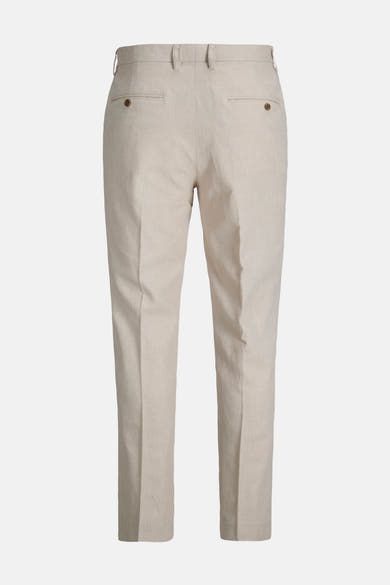 Crèmekleurige kostuumbroek van PREMIUM by JACK & JONES, met twee knoopzakken aan de achterkant en riemlussen.