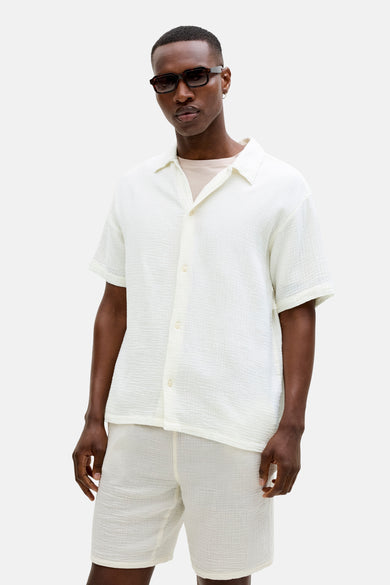 Wit overhemd met korte mouwen van ORIGINALS BY JACK & JONES, getextureerd, gedragen met een bijpassend T-shirt en korte broek.