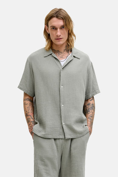 Groen overhemd met korte mouwen van ORIGINALS BY JACK & JONES, in geweven textiel, gedragen open over een wit T-shirt.
