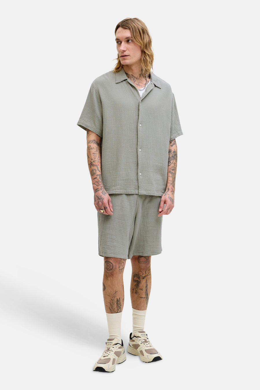 Groen overhemd met korte mouwen van ORIGINALS BY JACK & JONES, wafelstructuur, gedragen met een bijpassende korte broek en sneakers.