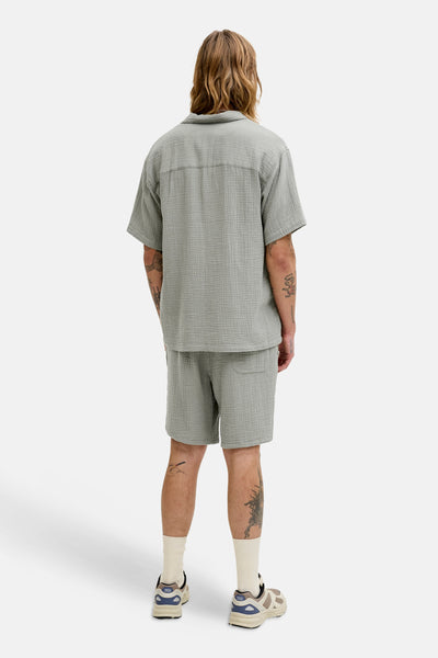 Chemise vert à manches courtes par ORIGINALS BY JACK & JONES, avec une texture gaufrée et des boutons visibles.