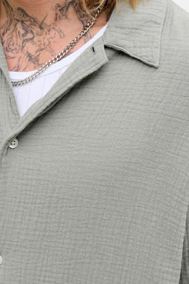 Groen overhemd met korte mouwen van ORIGINALS BY JACK & JONES, wafeltextuur en zichtbare zilveren ketting.