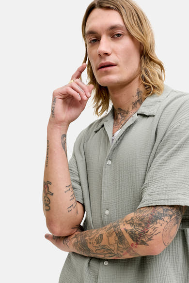 Groen overhemd met korte mouwen van ORIGINALS BY JACK & JONES, wafelstructuur, relaxte pasvorm en zichtbare tatoeages.