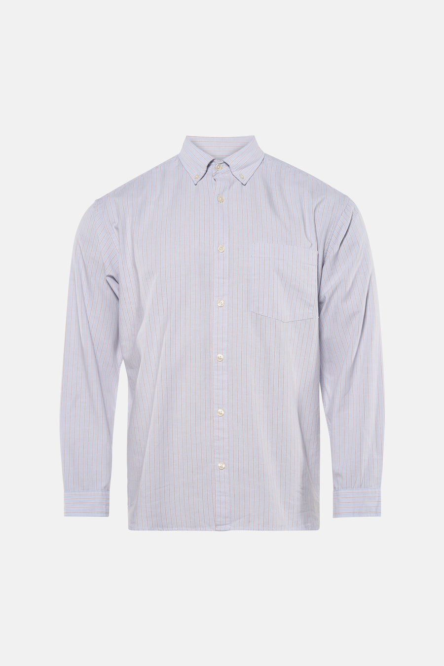 Blauw overhemd met lange mouwen van ORIGINALS BY JACK & JONES, subtiele strepen, met marineblauwe broek en zwarte schoenen.