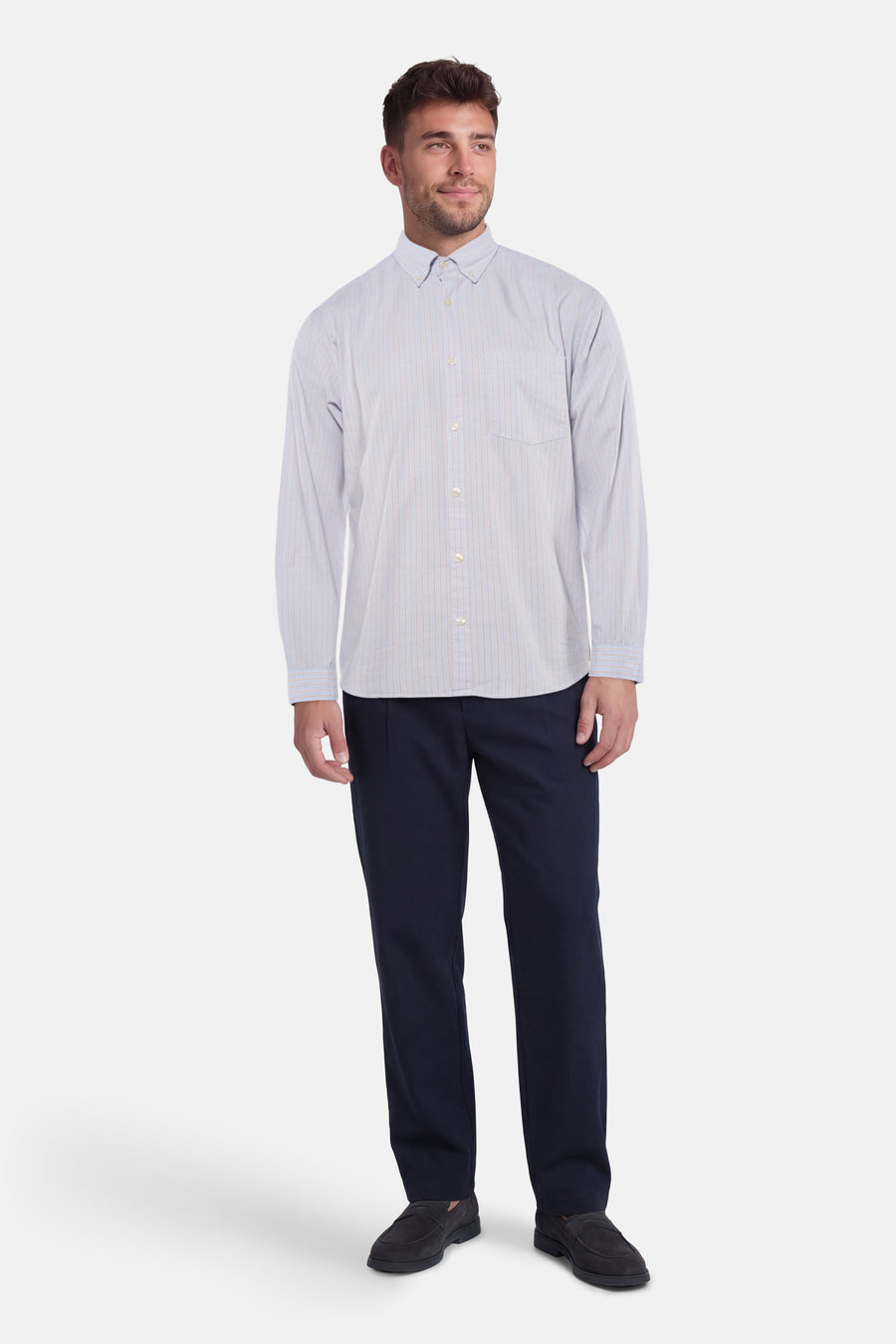 Chemise à manches longues bleue par ORIGINALS BY JACK & JONES, rayures discrètes, avec pantalon bleu marine et chaussures noires.