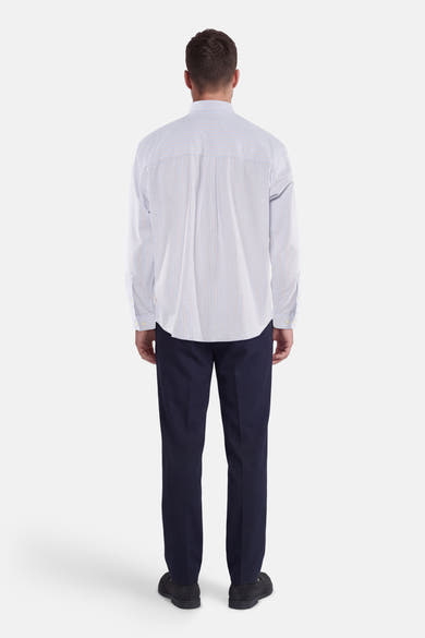 Blauw overhemd met lange mouwen van ORIGINALS BY JACK & JONES, gestreept en gedragen met een donkere broek.