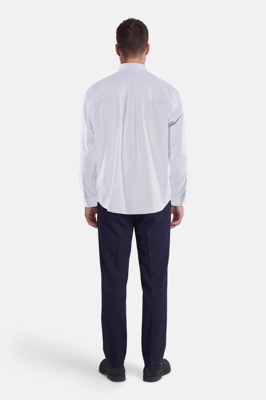 Blauw overhemd met lange mouwen van ORIGINALS BY JACK & JONES, gestreept en gedragen met een donkere broek.