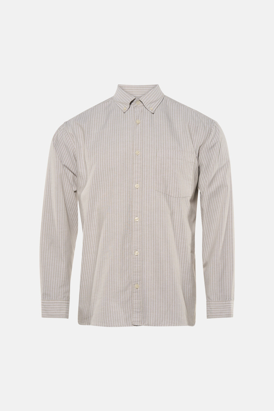 Groen overhemd met lange mouwen van ORIGINALS BY JACK & JONES, fijne verticale strepen, gedragen met een bruine broek en loafers.