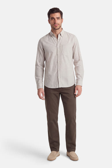 Chemise à manches longues verte par ORIGINALS BY JACK & JONES, rayures verticales fines, porté avec un pantalon marron et des mocassins.