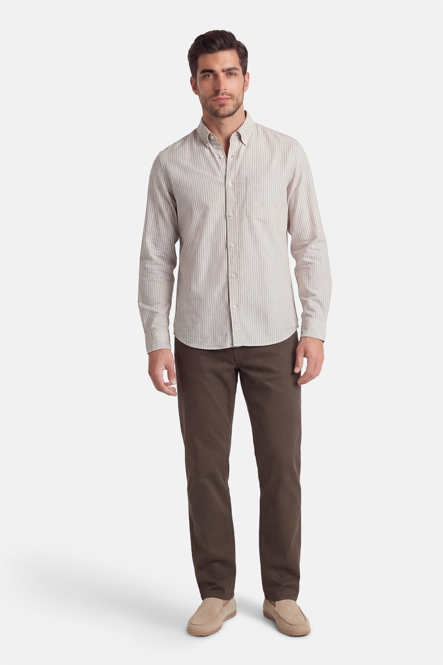 Chemise à manches longues verte par ORIGINALS BY JACK & JONES, rayures verticales fines, porté avec un pantalon marron et des mocassins.