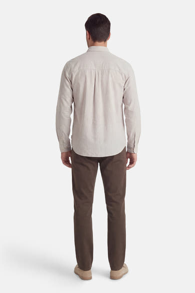 Chemise à manches longues verte par ORIGINALS BY JACK & JONES avec un motif à rayures fines, vue de dos, portée avec un pantalon marron et des chaussures beiges.
