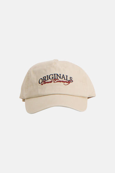 Casquette écru d'ACCESSORIES BY JACK & JONES brodée du texte 'ORIGINALS Remote Community' en bleu et rouge.