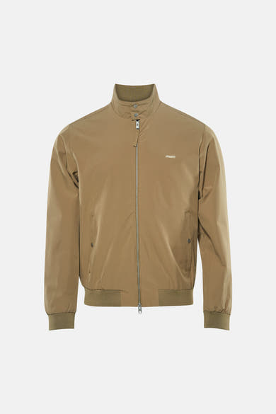 Korte beige jas van ORIGINALS BY JACK & JONES, met ritssluiting en zakken, gedragen met een zwarte jeans en witte sneakers.