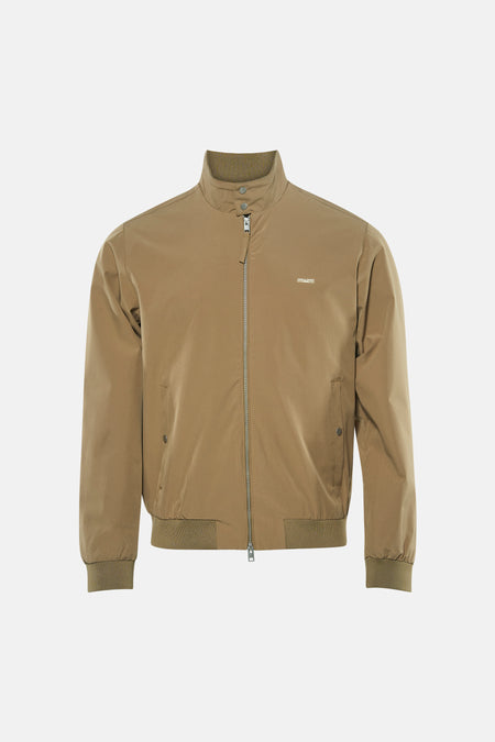 Korte beige jas van ORIGINALS BY JACK & JONES, met ritssluiting en zakken, gedragen met een zwarte jeans en witte sneakers.