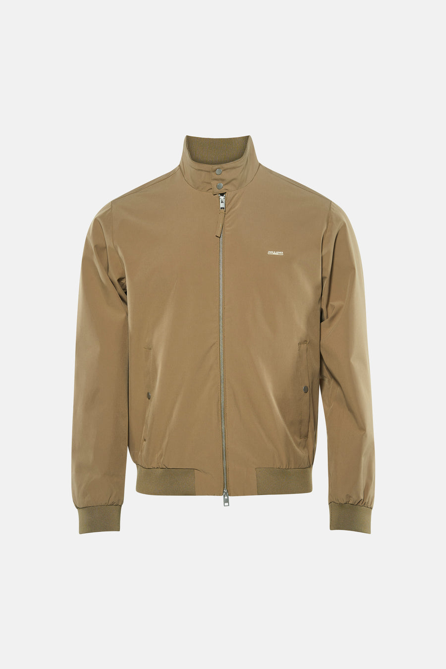 Korte beige jas van ORIGINALS BY JACK & JONES, met ritssluiting en zakken, gedragen met een zwarte jeans en witte sneakers.