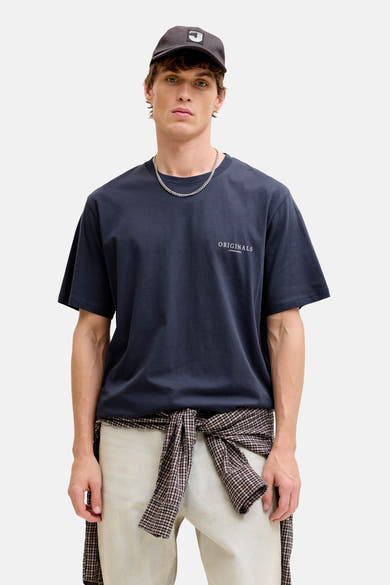 Blauw T-shirt met korte mouwen van ORIGINALS BY JACK & JONES, met opdruk, gedragen met een lichte broek en een geknoopt geruit overhemd.