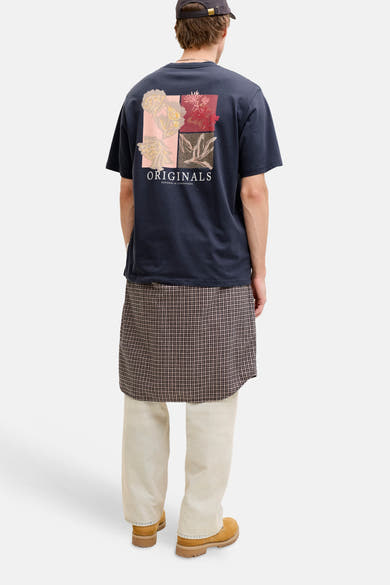 Blauw T-shirt met bloemenprint op de rug van Originals by Jack & Jones, gedragen met een geruit overhemd en een beige broek.