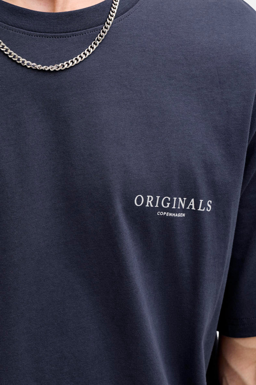 Blauw T-shirt met korte mouwen van ORIGINALS BY JACK & JONES, met decoratieve opdruk en zilveren ketting bij de hals.