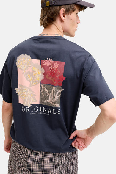 Blauw T-shirt met korte mouwen van ORIGINALS BY JACK & JONES met vierkant bloemenpatroon op de rug en print.
