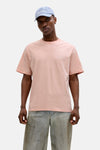 Oranje T-shirt met korte mouwen van ORIGINALS BY JACK & JONES, gedragen met een jasje en een verbleekte spijkerbroek.