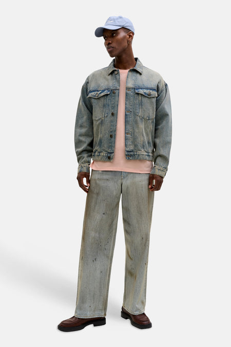 T-shirt à manches courtes orange par ORIGINALS BY JACK & JONES, porté avec une veste et un pantalon en jean délavé.