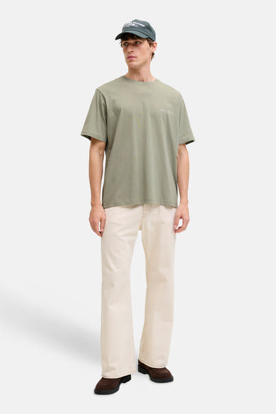 Groen T-shirt met korte mouwen, van ORIGINALS BY JACK & JONES, gedragen met een beige broek en bruine schoenen.