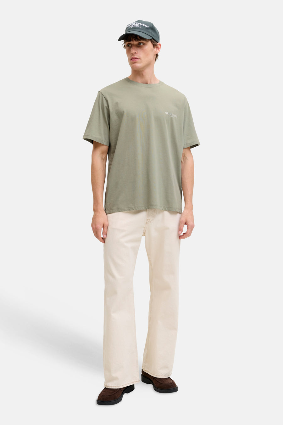 Groen T-shirt met korte mouwen, van ORIGINALS BY JACK & JONES, gedragen met een beige broek en bruine schoenen.