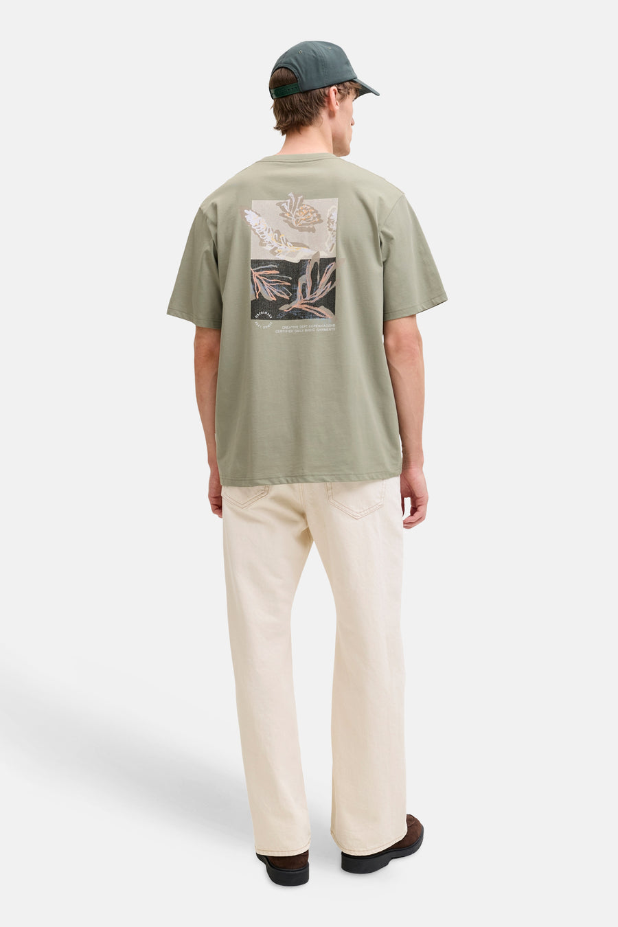 Groen T-shirt met korte mouwen van ORIGINALS BY JACK & JONES, met grafische print op de rug, gedragen met een wijde jeans en bruine schoenen.