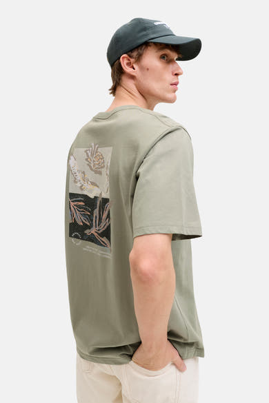 Groen T-shirt met korte mouwen van ORIGINALS BY JACK & JONES met een rechthoekig bloemenpatroon op de rug.