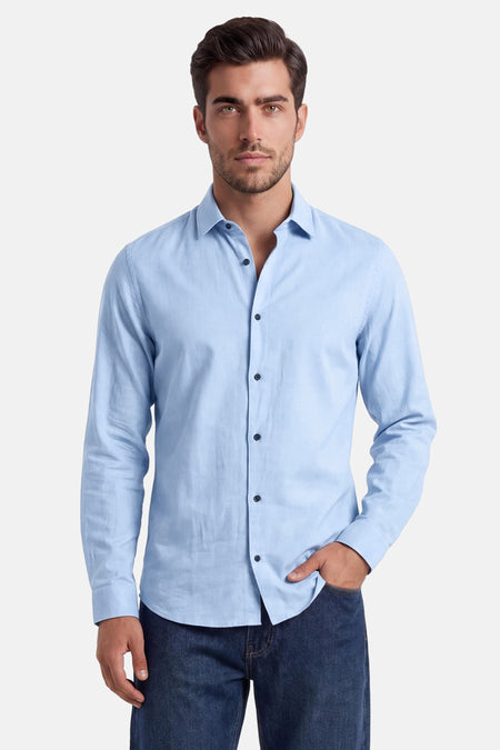 Chemise bleu clair à manches longues de PREMIUM by JACK & JONES, portée avec un col ouvert et un jean.