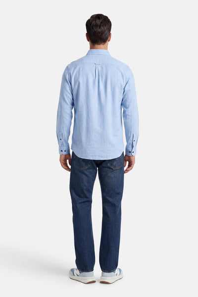 Chemise bleu clair texturée à manches longues de PREMIUM by JACK & JONES, portée de dos avec un jean et des baskets.