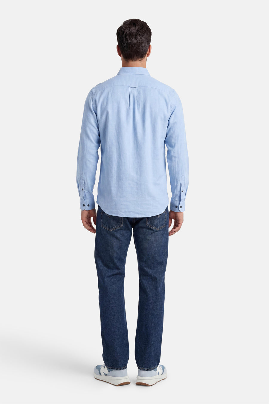 Chemise bleu clair texturée à manches longues de PREMIUM by JACK & JONES, portée de dos avec un jean et des baskets.