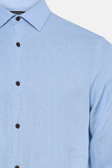 Chemise à manches longues bleu clair à motif chevrons de PREMIUM by JACK & JONES, avec des boutons foncés.