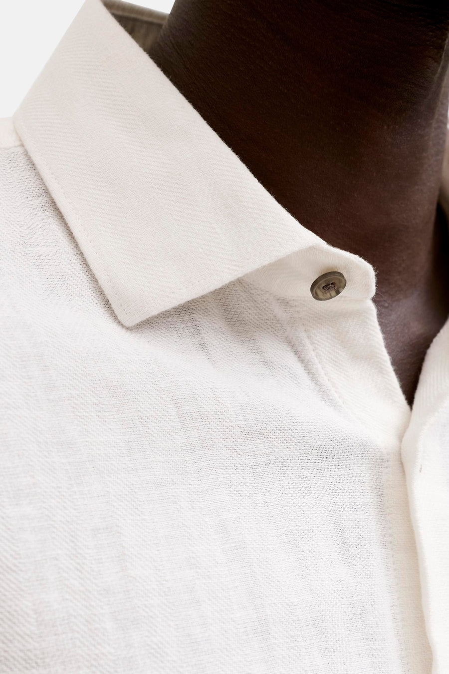 Chemise blanche de PREMIUM by JACK & JONES en tissu texturé, avec col à chevrons et bouton foncé.