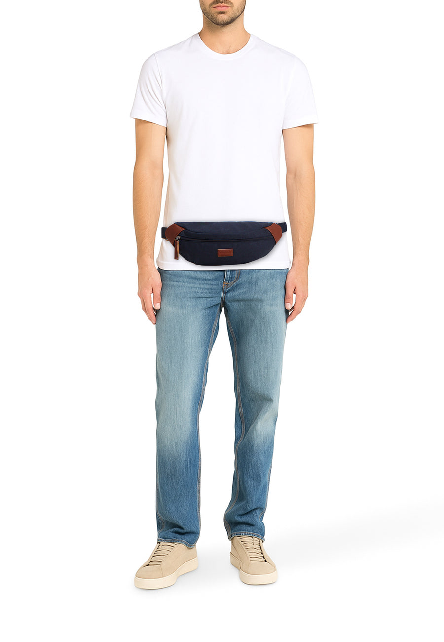 Sac banane bleu ACCESSORIES BY JACK & JONES avec détails en cuir marron, porté avec un t-shirt blanc et un jean.