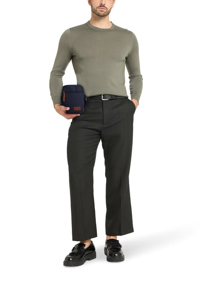 Sac à bandoulière bleu par ACCESSORIES BY JACK & JONES, porté avec pull vert et pantalon à motif quadrillé.