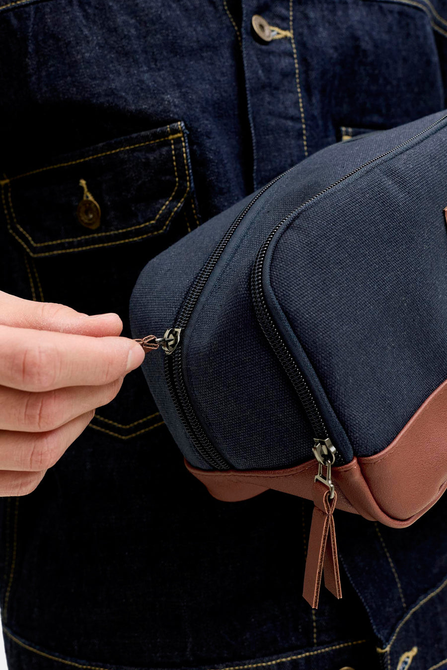Blauwe toilettas van ACCESSORIES BY JACK & JONES, met zichtbare ritssluiting en bruine leren onderkant.