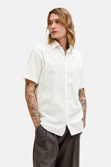 Chemise blanche à manches courtes par PREMIUM by JACK & JONES, avec motif discret et pantalon ample uni.