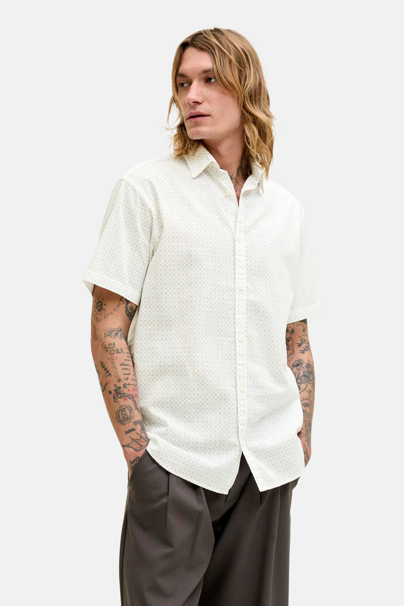 Chemise blanche à manches courtes par PREMIUM by JACK & JONES, avec motif discret et pantalon ample uni.
