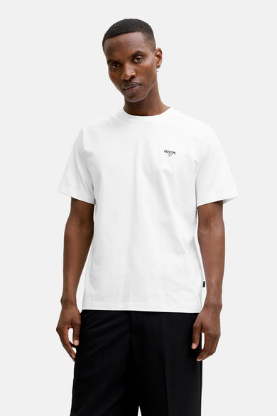 Wit T-shirt met korte mouwen van PREMIUM by JACK & JONES, gedragen met een zwarte broek en loafers.