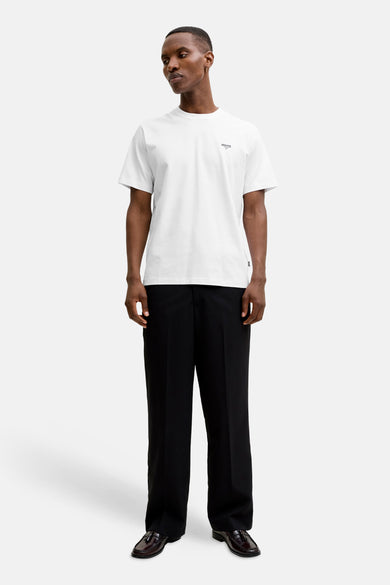 T-shirt blanc à manches courtes de PREMIUM by JACK & JONES, porté avec un pantalon noir et des mocassins.