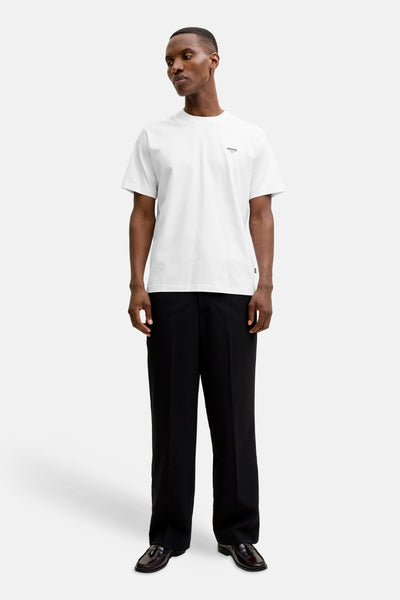 T-shirt blanc à manches courtes de PREMIUM by JACK & JONES, porté avec un pantalon noir et des mocassins.