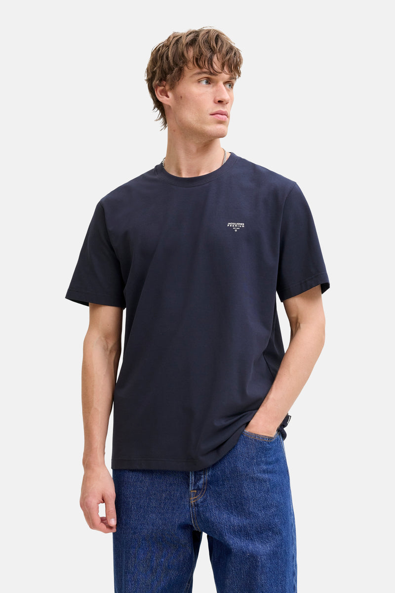 T-shirt à manches courtes bleu par PREMIUM by JACK & JONES, porté avec un jean bleu classique.