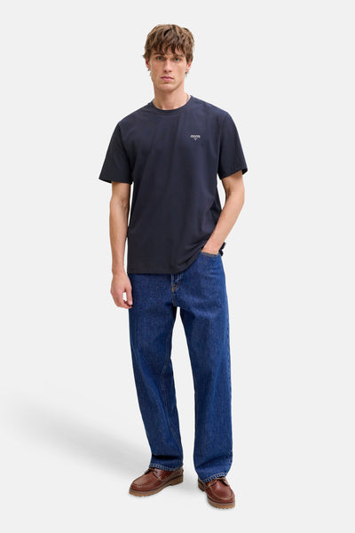 T-shirt bleu à manches courtes de PREMIUM by JACK & JONES porté avec un jean et des chaussures bateau.