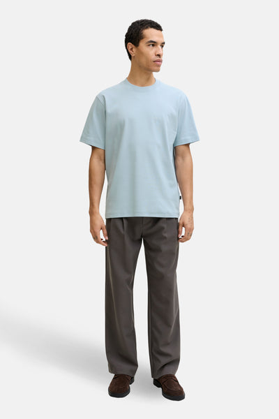 T-shirt à manches courtes bleu de PREMIUM by JACK & JONES, porté avec un pantalon gris et des mocassins marron.