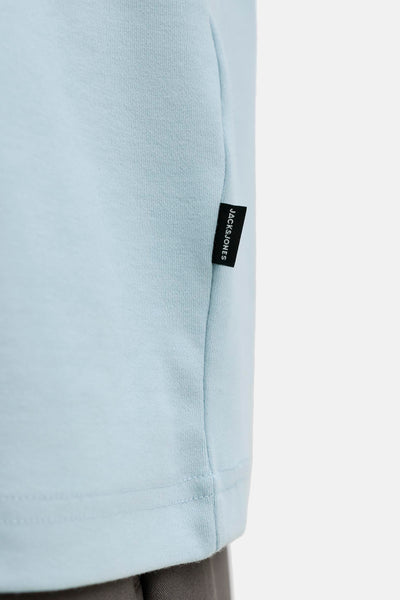 T-shirt à manches courtes bleu de PREMIUM by JACK & JONES, avec une étiquette noire discrète sur le côté.