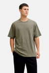 Kaki T-shirt met korte mouwen van PREMIUM by JACK & JONES, gedragen met een wijde zwarte broek en loafers.