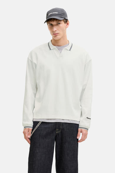 Witte rondehals sweatshirt van Originals by Jack & Jones, gedragen met een geruit jasje en een donkere broek.
